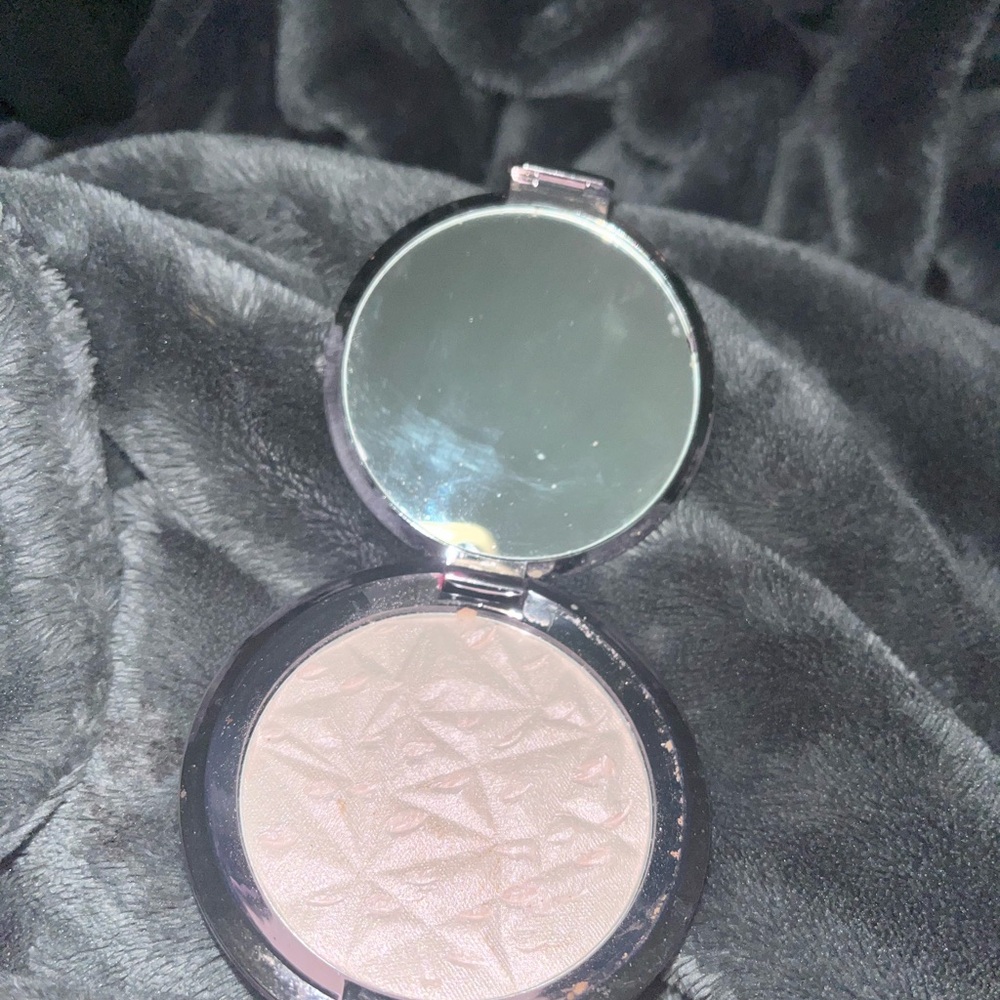 Becca Silver Compact - Picture 2 of 4